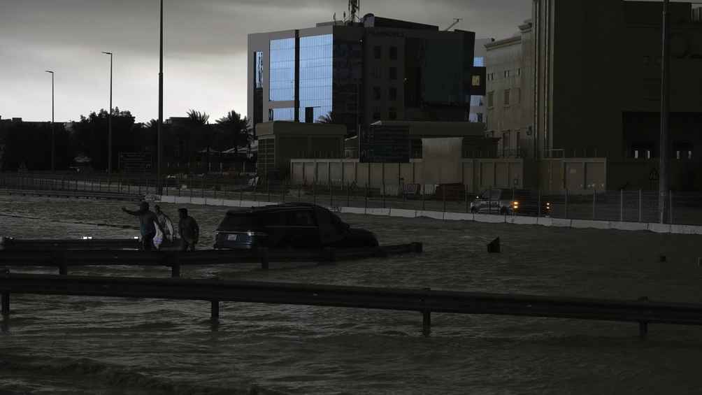 Las fuertes lluvias han colapsado las vialidades en Dubai y Abu Dabi. 