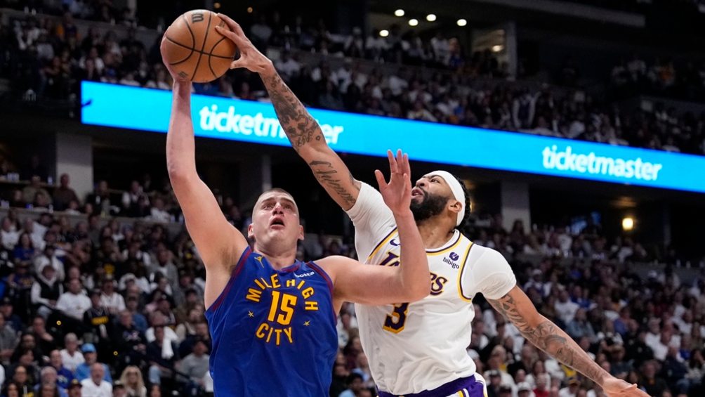 Les Nuggets défendent leur couronne et prennent l’avantage sur les Lakers lors des séries éliminatoires de la NBA