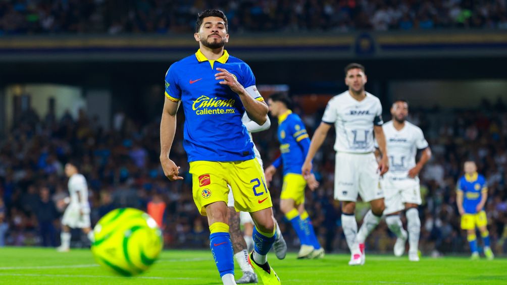 Henry Martín en el partido ante Pumas