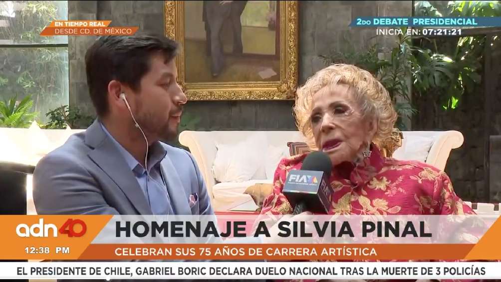La primera actriz abrió las puertas de su casa para dar una entrevista al canal filial de TV Azteca. 