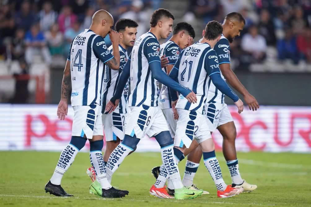 Jugadores de Pachuca en lamento tras la derrota ante Pumas