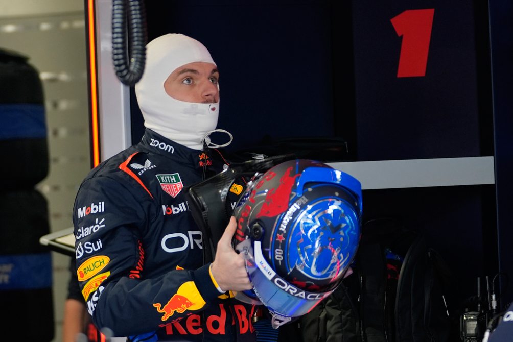 Verstappen en el garage de Red Bull