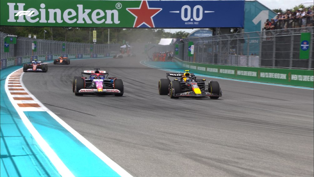 El momento del rebase de Checo a Ricciardo