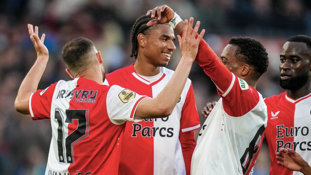Feyenoord celebra uno de los cinco goles ante el PEC