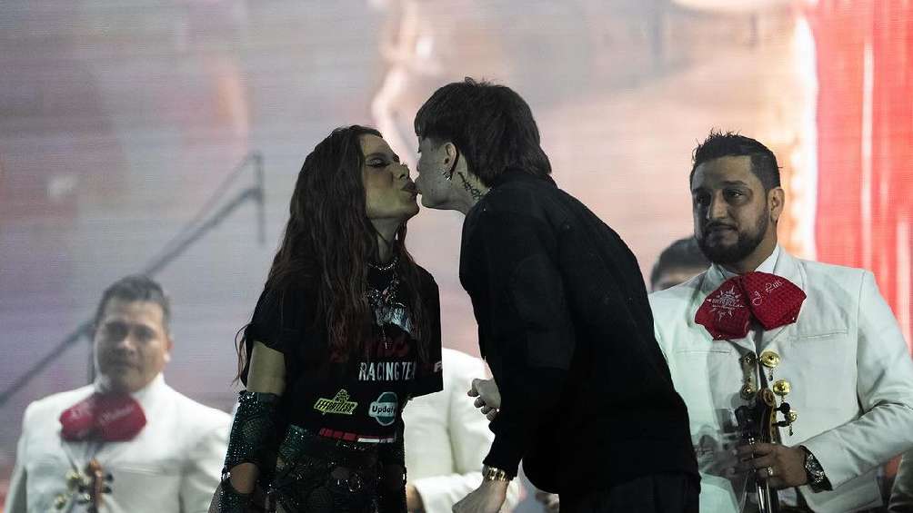 Durante un concierto, Peso Pluma y Anitta se besaron. 