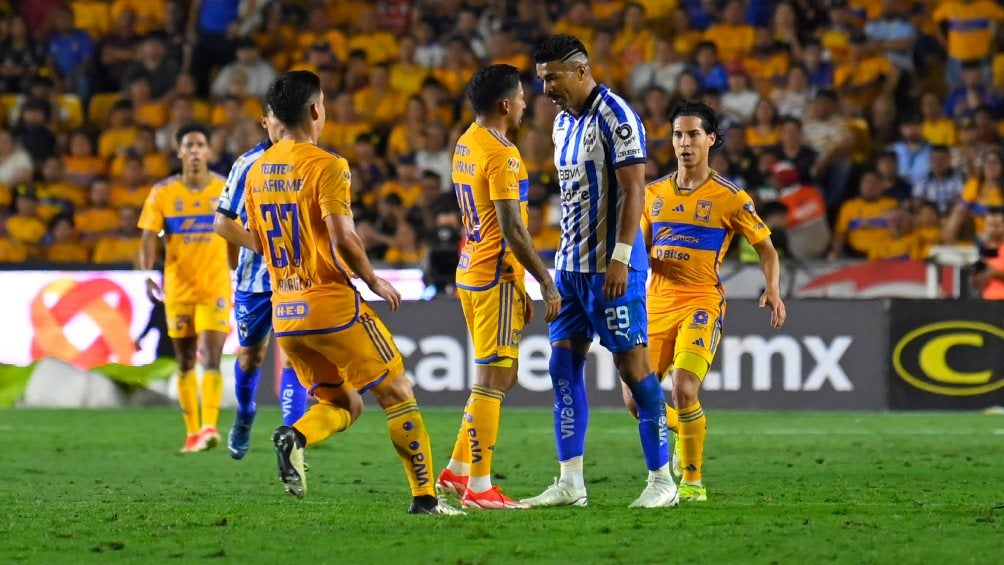 IMAGO7 Carioca llegó a empujar a sus rivales para defender a Aquino