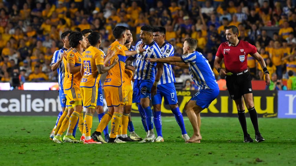 IMAGO7 Bronca entre Tigres y Rayados al 88'