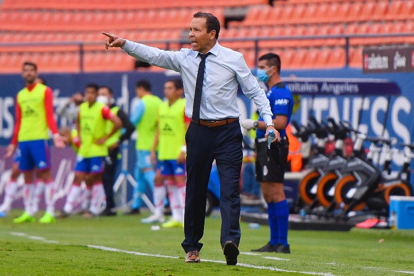 'Profe' Cruz en dirigiendo un partido de Liga MX