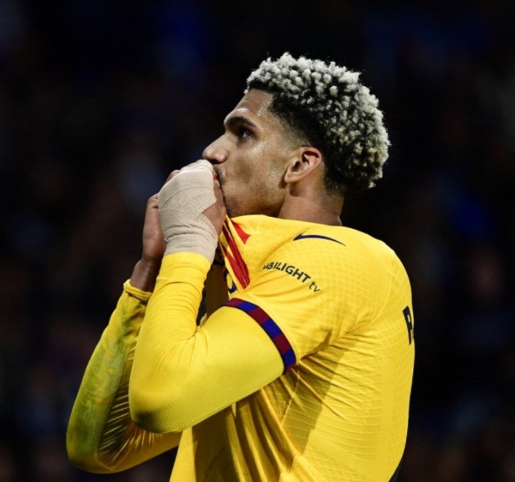 X: @InvictosSomos El charrúa tiene dos años más de contrato con el Barcelona