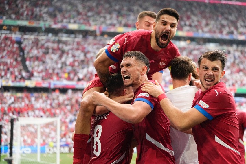 AP Serbia celebrando su gol de último minuto