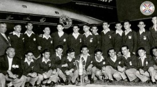 ESPECIAL Selección de Paraguay con el trofeo de la Copa América 1953