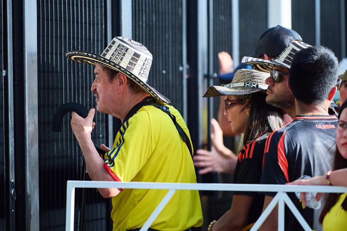 MEXSPORT Los aficionados tuvieron que esperar horas para entrar