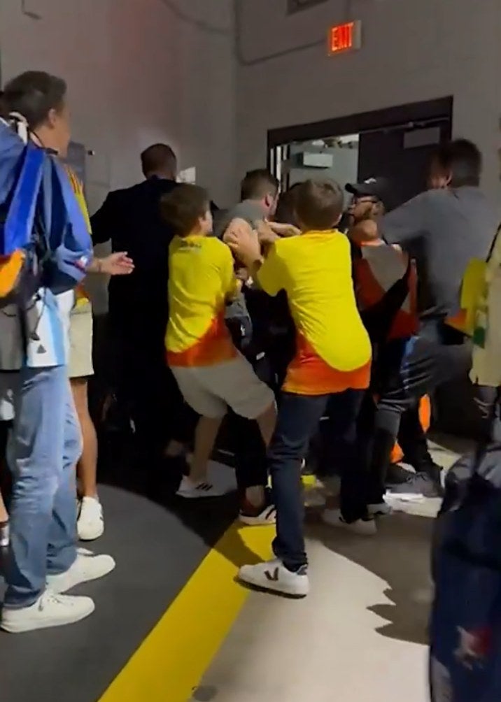 CAPTURA DE PANTALLA Aficionado de Colombia peleando en la Final de la Copa América