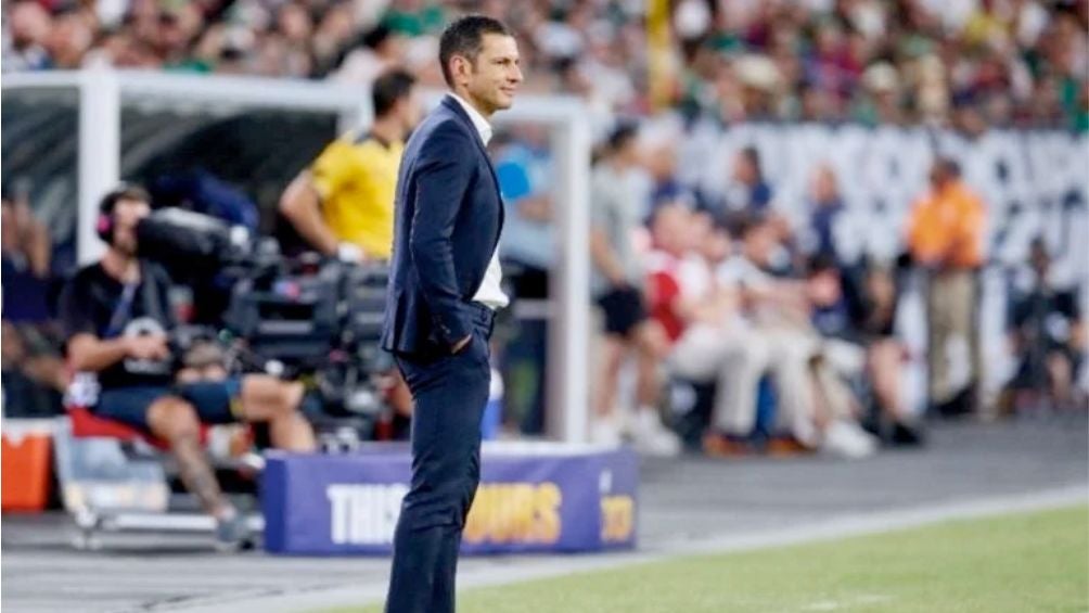 MEXSPORT Lozano dirigiendo al Tricolor