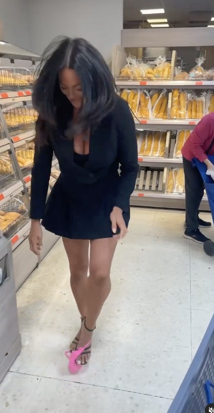 VIDEO: La influencer Chloe Lopez causa polémica por dejar su ropa
