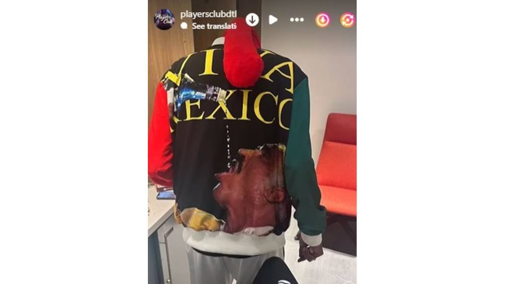 La sudadera que porto el rapero rindiendo homenaje a Vicente Fernández se volvió viral en redes sociales.