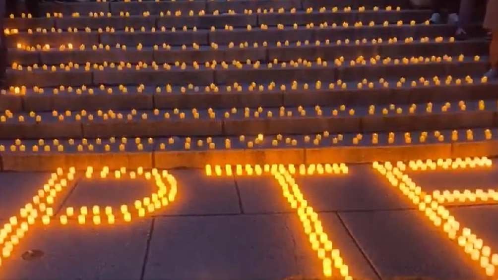 Twitter: @angelopolitan En las escalinatas formaron con velas artificiales las letras del PJF.
