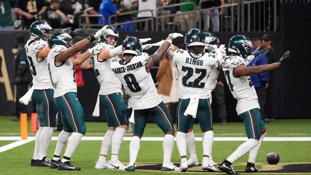 AP Eagles celebra la victoria sobre Saints