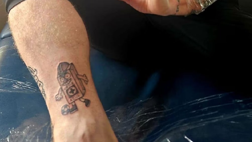 Bajista de la banda ‘IDLES’ presumió tatuaje de mascota de Cruz Azul