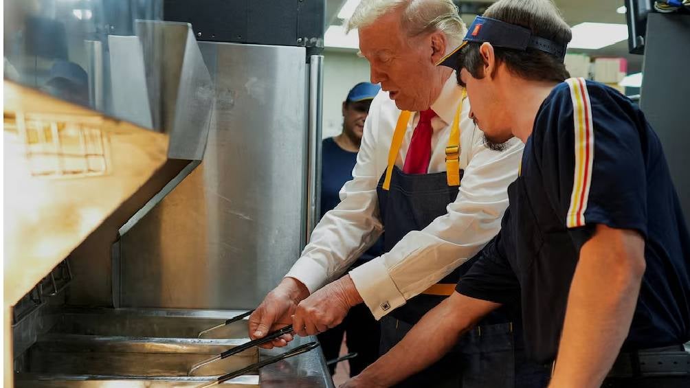 Reuters El candidato republicano sorprendió a todos al freír papas y manda mensaje a Harris.