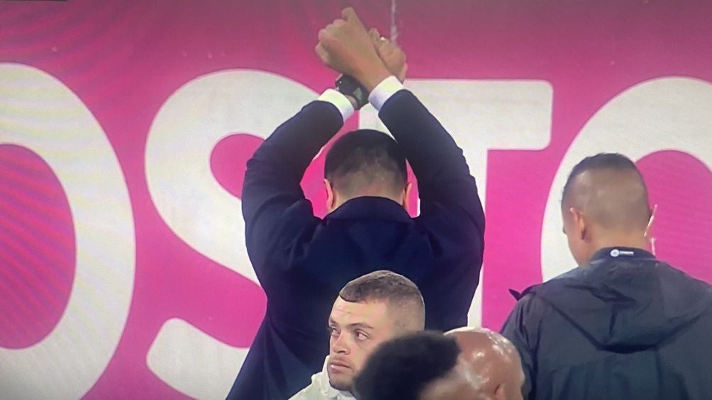 TWITTER: @juanchoFut_ Juárez simula salir esposado