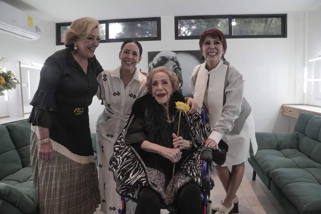 FB: @silvia.pinal.h En la despedida se espera que esté presente la familia.