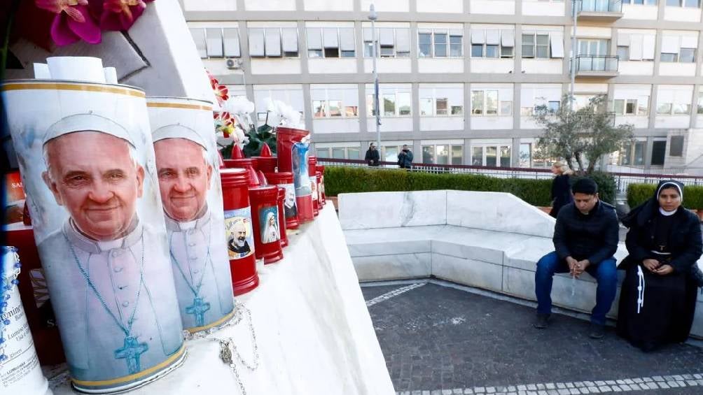 Vaticano revela la primera imagen del Papa Francisco tras su hospitalización en el Hospital Gemelli