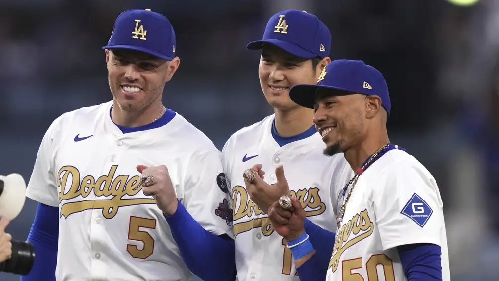 Dodgers muestran sus brillantes anillos de la Serie Mundial en la ceremonia previa al juego ante Tigers