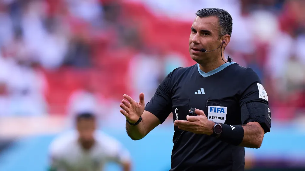 Mario Escobar Toca, árbitro guatemalteco, encargado de impartir justicia en la Final de Copa Oro. Noticias en tiempo real