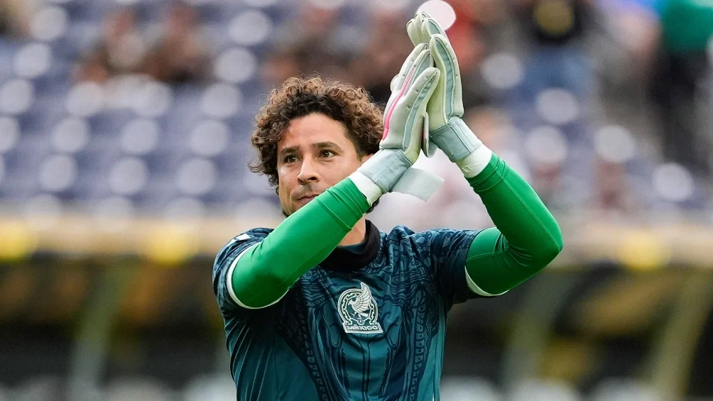 Memo Ochoa rompe en llanto tras levantar su sexta Copa Oro . Noticias en tiempo real