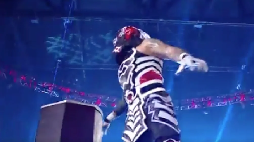 Penta Zero Miedo es derrotado por Seth Rollins en Monday Night Raw . Noticias en tiempo real