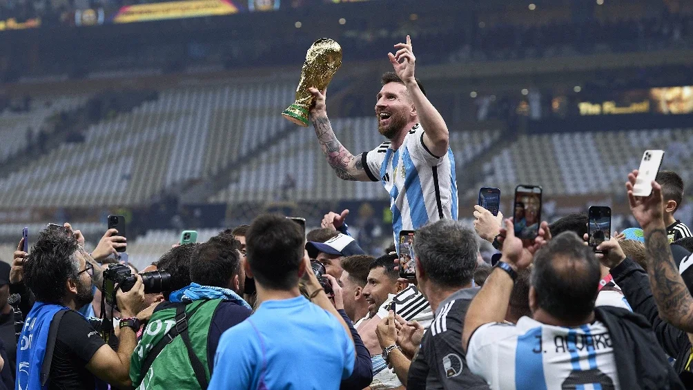 Una fortuna por Messi: su tarjeta con la Copa del Mundo se vende por 126 mil dólares. Noticias en tiempo real