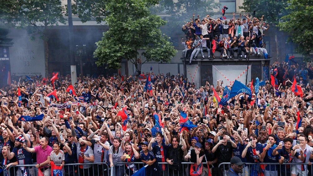 PSG multado por conducta de hinchas y bandera de 