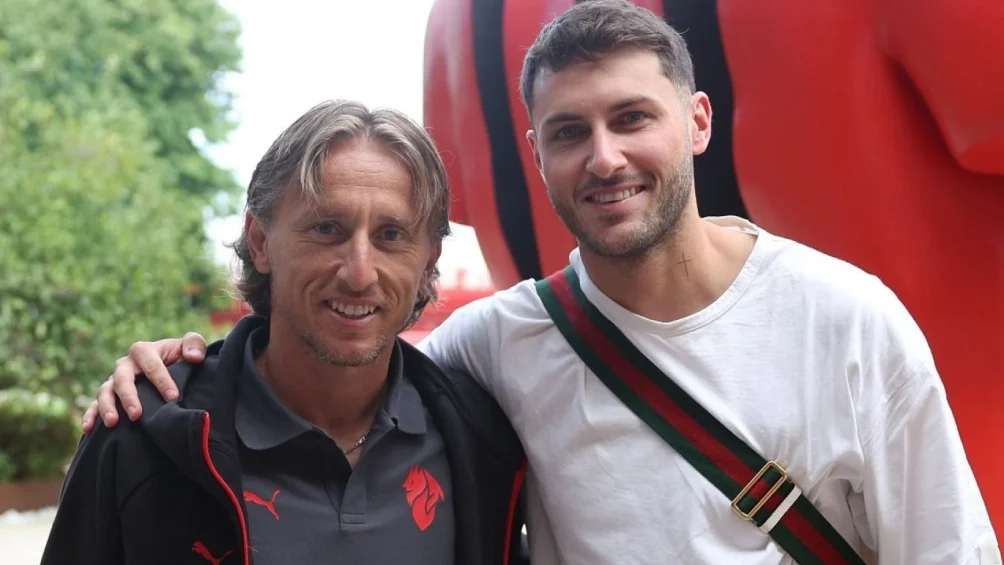 Santiago Giménez regresa con AC Milan y reporta junto con Luka Modric. Noticias en tiempo real