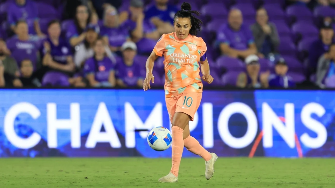 Marta felicitó a Lizbeth Ovalle por ganar el Premio Marta