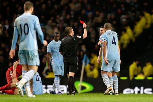 Los locales se quedaron con un hombre menos. FOTO: AP