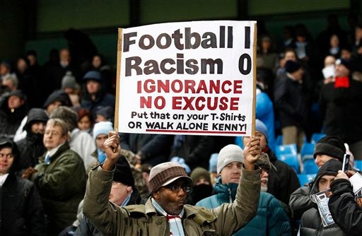 Las manifestaciones contra el racismo se hicieron presentes en el estadio. FOTO: AP