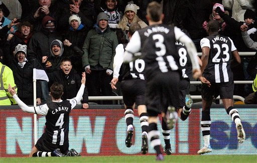 Yohan Cabaye hizo el segundo para los locales. FOTO: AP