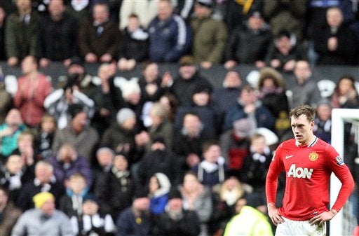 Phil Jones marcó en propia puerta el tercero para Newcastle. FOTO: AP