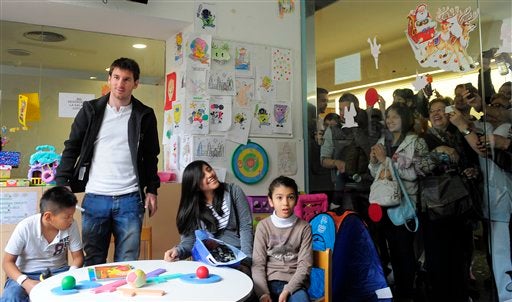 Los jugadores del Barcelona se repartieron en siete hospitales de Barcelona. FOTO: AP