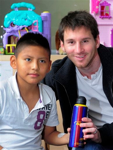 Les llevó obsequios previo a la llegada de los Reyes Magos. FOTO: AP