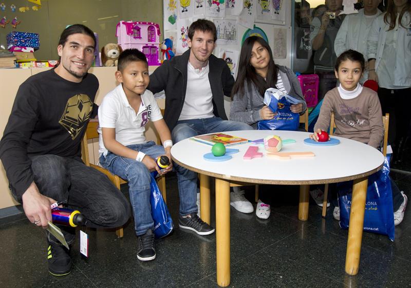 Llevó obsequios a los niños en hospitales. FOTO: EFE