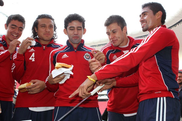 Los futbolistas esparaban a ver quién pondría los tamales. FOTO: YOLANDA ESCOBAR
