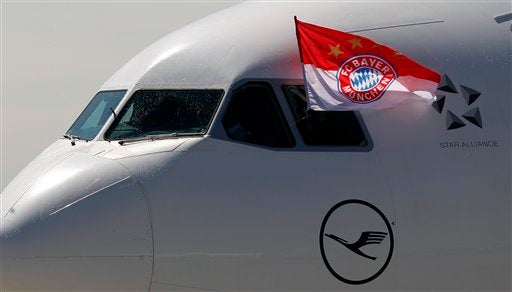 El avión donde se transladó el equipo fue recibido con emoción. FOTO: AP