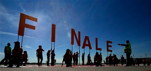 Un letrero que anuncia la Final en la ciudad recibe a los jugadores. FOTO: AP