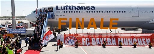 El avión es recibido por una multitud. FOTO: AP