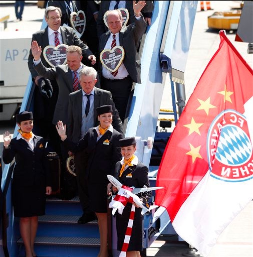 Jupp Heynckes, entrenador del equipo, en su descenso del avión. FOTO: AP