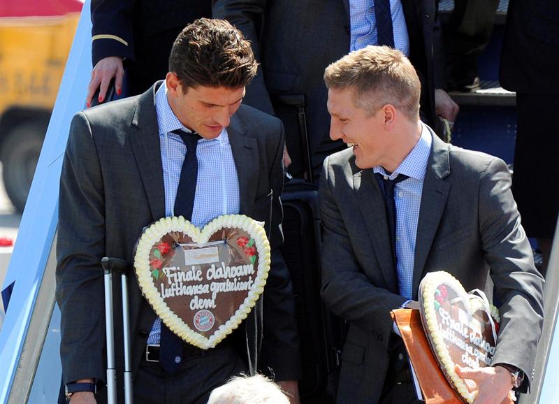 Bastian Schweinsteiger y Mario Gómez al bajar del avión procedente de Madrid. FOTO: EFE