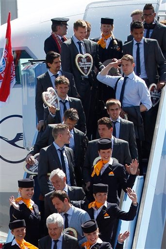 El portero Manuel Neuer saluda al bajar la escalera. FOTO: AP