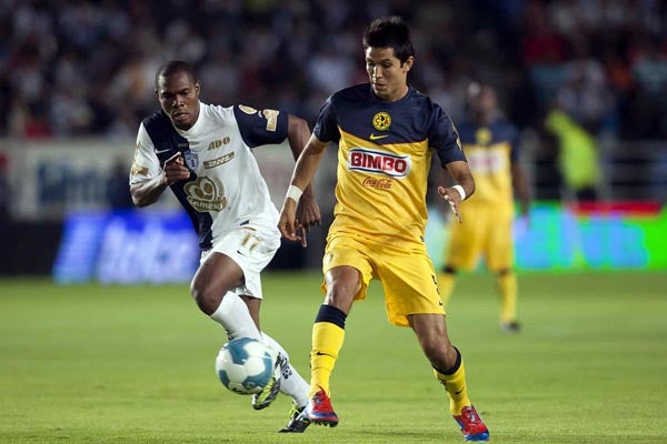 Felix Borja of Pachuca y Jesus Molina pelean el esférico| MEXSPORT